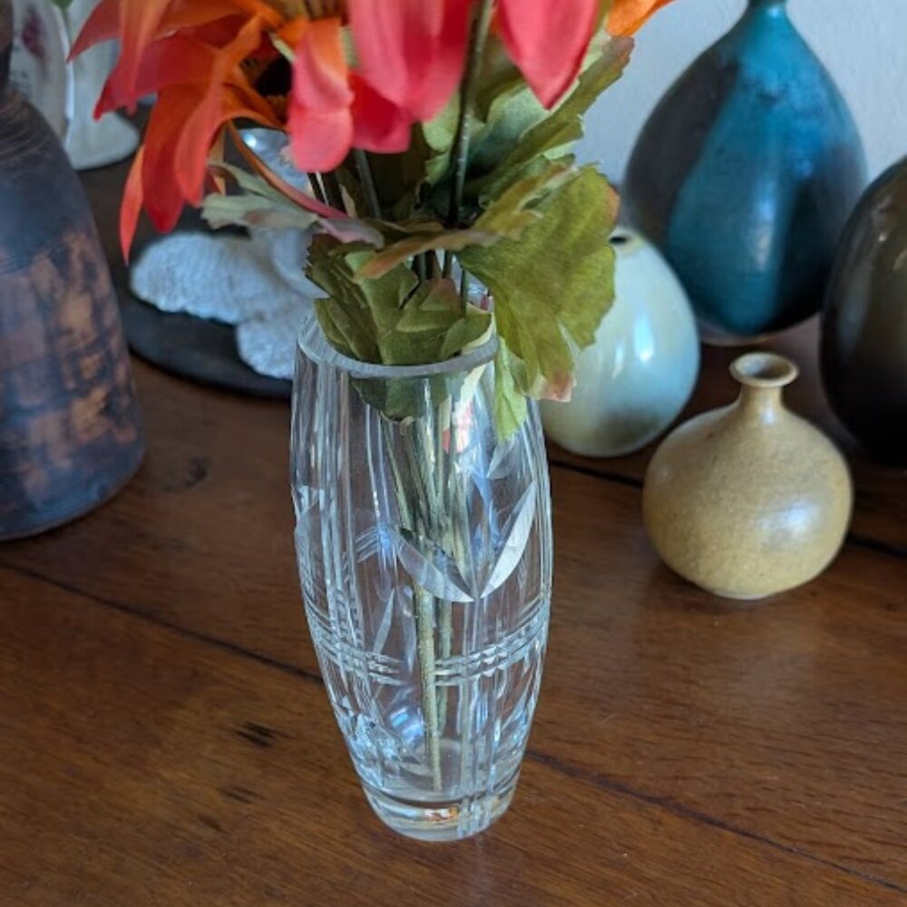 VASE Crystal Vase – beautiful! Thick, heavy glass with line and leaf design.